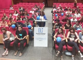 Hezkuntzak euskara gehiago behar duela aldarrikatzeko sinadura bilketarekin bat egin dugu