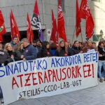 Gizarte Ekimeneko Ikastetxeak: Bilboko epaitegietan elkarretaratzea egin dugu gaur, Greba Amaierako Akordioan sinatutako eskola-ordu murrizketa etapa guztietan bete dadila exijitzeko