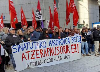 Centros de enseñanza de Iniciativa Social: Nos hemos concentrado en los juzgados de Bilbo para exigir que la reducción de horas lectivas suscrita en el Acuerdo de Fin de Huelga se cumpla en todas las etapas